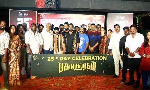 வெற்றியை கேக் வெட்டி கொண்டாடிய பகாசூரன் படக்குழு