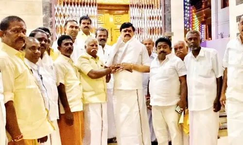 அ.ம.மு.க. ஒன்றிய செயலாளர் தலைமையில் அ.தி.மு.க.வில் இணைந்த நிர்வாகிகள்