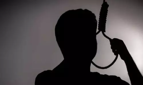 திருப்பத்தூரில் வாலிபர் தூக்கிட்டு தற்கொலை