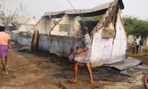 வேலகவுண்டம்பட்டி அருகே தொழிலாளி வீட்டில் திடீர் தீ விபத்து