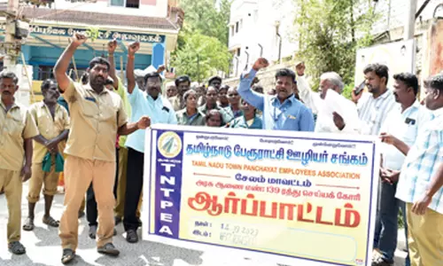 சங்ககிரியில் பேரூராட்சி ஊழியர் சங்கத்தினர் ஆர்ப்பாட்டம்