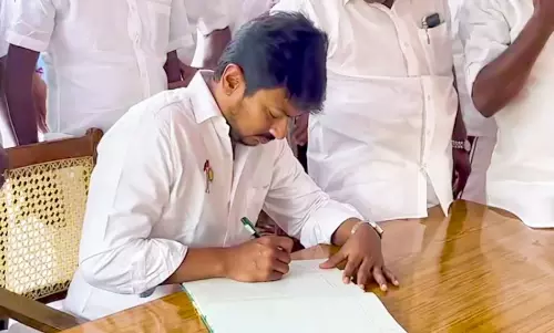 முதல்-அமைச்சர் வழியில் மக்கள் பணியாற்றுவேன்: திருக்குவளையில் அமைச்சர் உதயநிதி ஸ்டாலின் பேட்டி