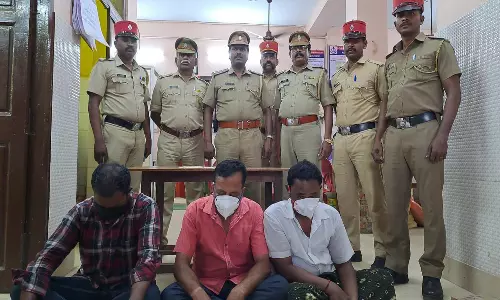 காரைக்காலில் போலி தங்க நகையை விற்க முயன்ற வழக்கில் மேலும் ஒருவர் கைது:  பெண் உள்பட 2 பேருக்கு வலைவீச்சு