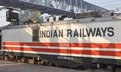 ஓடும் ரெயிலில் பெண் பயணி மீது சிறுநீர் கழித்த டிக்கெட் பரிசோதகர் பணியில் இருந்து டிஸ்மிஸ்