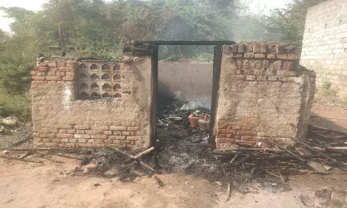 மந்தாரக்குப்பத்தில்  குடிசை வீடு எரிந்து நாசம்