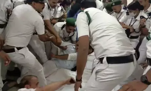 கேரள சட்டசபை வளாகத்தில் போராட்டம்: எதிர்க்கட்சி எம்எல்ஏக்களை குண்டுக்கட்டாக தூக்கி வெளியேற்றிய காவல்துறை