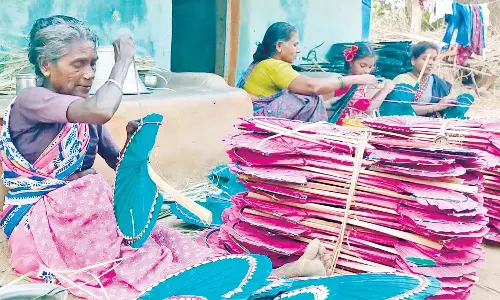 சென்னைக்கு அதிக அளவில் விற்பனைக்கு வரும் திருத்தணி பனை ஓலை விசிறிகள்- ஒன்று ரூ.15 முதல் 30 வரை விற்கப்படுகிறது