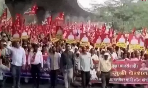 கோரிக்கைகளை வலியுறுத்தி பிரமாண்ட பேரணி- மும்பை நோக்கி அணிவகுத்து செல்லும் விவசாயிகள்