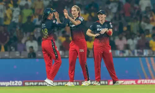 மகளிர் பிரீமியர் லீக்: உ.பி. வாரியர்ஸ் அணியை 135 ரன்களில் சுருட்டியது ஆர்.சி.பி.