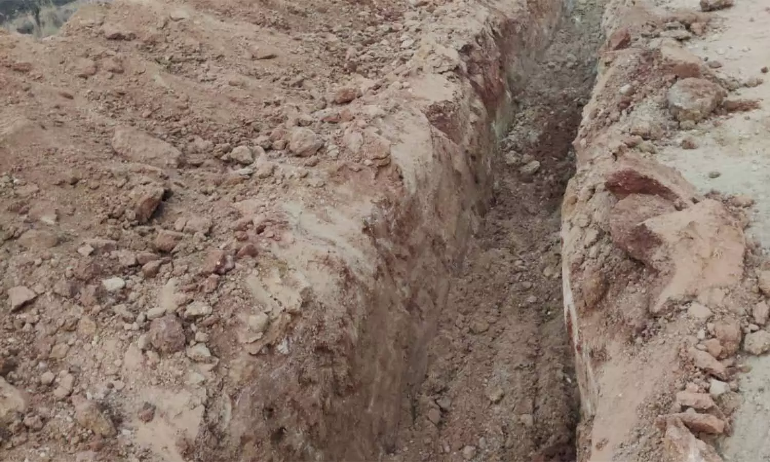 மலை அடிவாரத்தில் மண் கடத்தலை தடுக்க ராட்சத பள்ளம் மலை அடிவாரத்தில் மண் கடத்தலை தடுக்க ராட்சத பள்ளம்