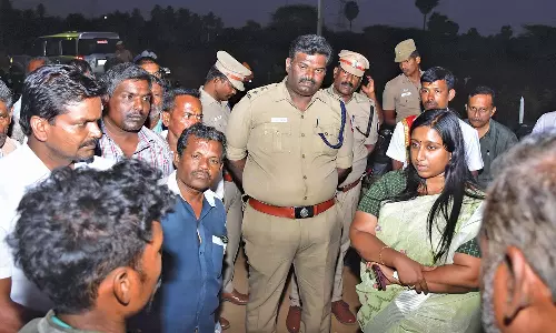 நாமக்கல்லில் வெல்ல ஆலை கொட்டகைக்கு தீ வைப்பு: 9 குடிசை வீடுகள் எரிந்து நாசம்- கலெக்டர் ஆய்வு