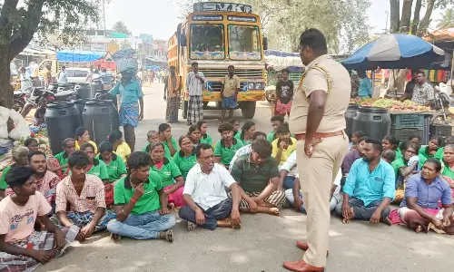 செந்துறை அருகே தனியார் தொழிற்சாலை லாரியை சிறைபிடித்த மக்கள் உரிமையாளர், தொழிலாளர்கள் சாலை மறியல்