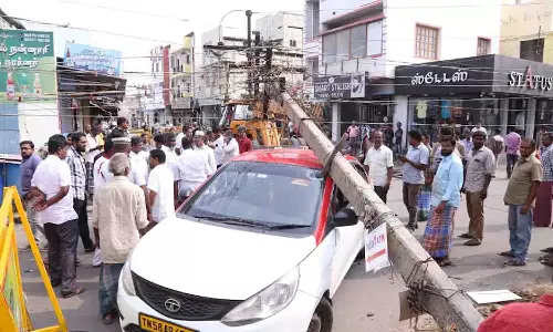 திருப்பூரில் கார் மீது சாய்ந்து விழுந்த மின்கம்பம் - 4பேர் அதிர்ஷ்டவசமாக உயிர் தப்பினர்