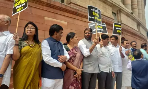 பாராளுமன்ற வளாகத்தில் எதிர்க்கட்சி எம்.பி.க்கள் மனித சங்கிலி போராட்டம்