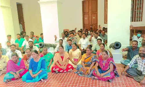 பொதுப்பணித்துறையில் பணிநீக்கம் செய்யப்பட்ட ஊழியர்கள் போராட்டம்