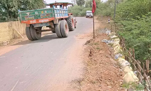 பூதலூர் அருகே பழுதான வாய்க்கால் கரை சாலையில் சீரமைக்க படுமா?
