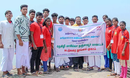 மல்லிப்பட்டினம் கடற்கரையில் தூய்மைப்பணி