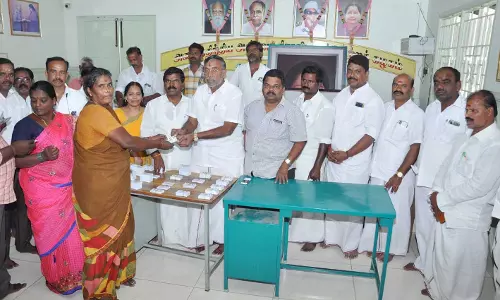 அ.தி.மு.க. உறுப்பினர் அட்டை வழங்கும் பணி