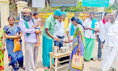 தஞ்சையில் செறிவூட்டப்பட்ட அரிசிக்கு எதிராக சிறுதானிய உணவு வழங்கல்