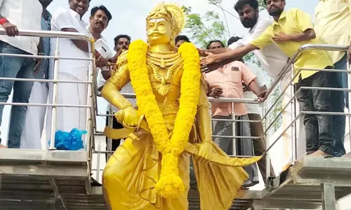 முத்தரையர் சிலைக்கு மாலை அணிவித்து மரியாதை
