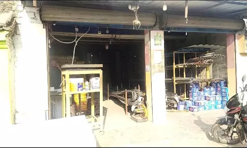 கஞ்சா வாலிபர்களின் மிரட்டலுக்கு பயந்து மூடப்பட்ட கடை திறப்பு