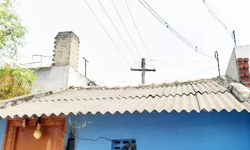 வீடுகளுக்குள் செல்லும் மின் கம்பங்கள்