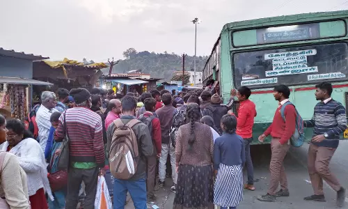 குன்னூர், ஊட்டிக்கு செல்ல கூடுதல் பஸ்கள் இயக்க  வேண்டும்