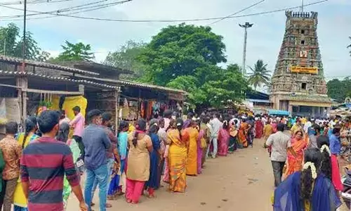 சிறுவாபுரியில் விதிமுறைகளை மீறும் நடைபாதை கடைகள் அகற்றப்படும்- அதிகாரிகள் எச்சரிக்கை