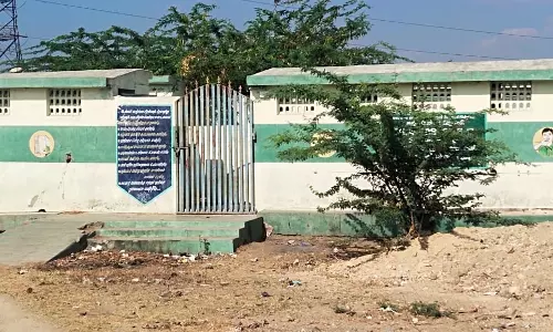 மூடிக்கிடக்கும் பொது கழிப்பறையை பயன்பாட்டிற்கு கொண்டுவர பொதுமக்கள் கோரிக்கை