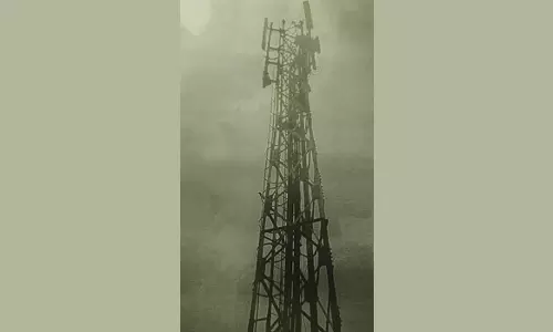 செல்போன் கோபுரத்தை பிரித்து இரும்பு கடையில் விற்ற இட உரிமையாளர்- ஊழியர்கள் அதிர்ச்சி