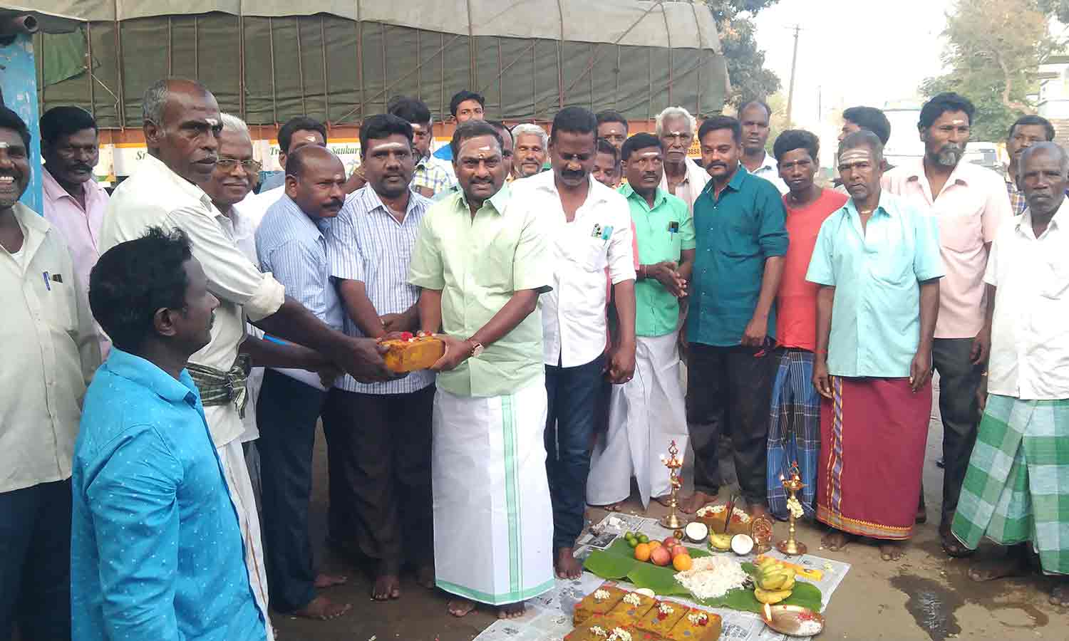 தார் சாலை அமைக்கும் பணி-அங்காளன் எம்.எல்.ஏ. தொடங்கி வைத்தார்