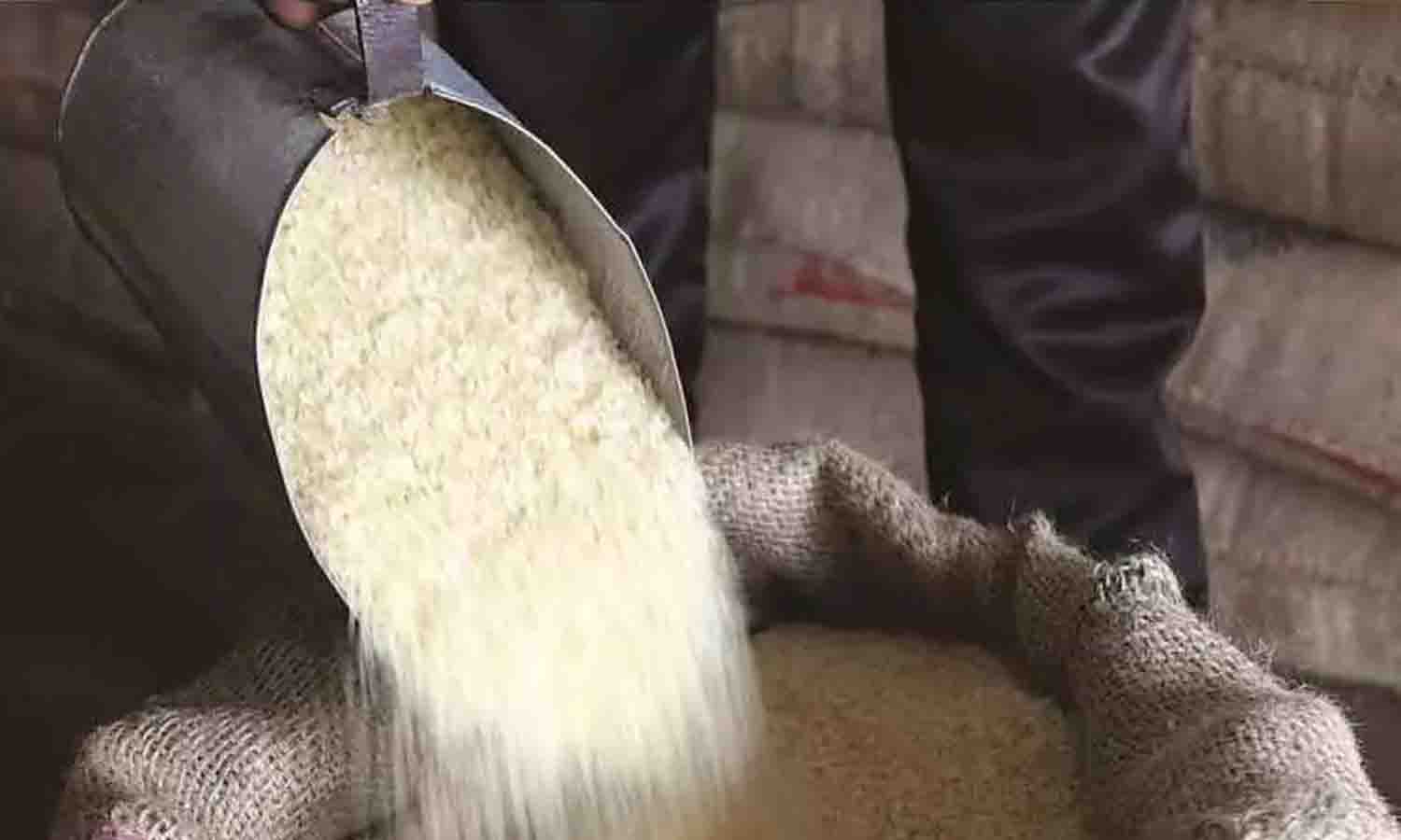 ரேஷன் அரிசியை பதுக்கி கூடுதல் விலைக்கு விற்பனை செய்ய முயன்ற வாலிபர் கைது