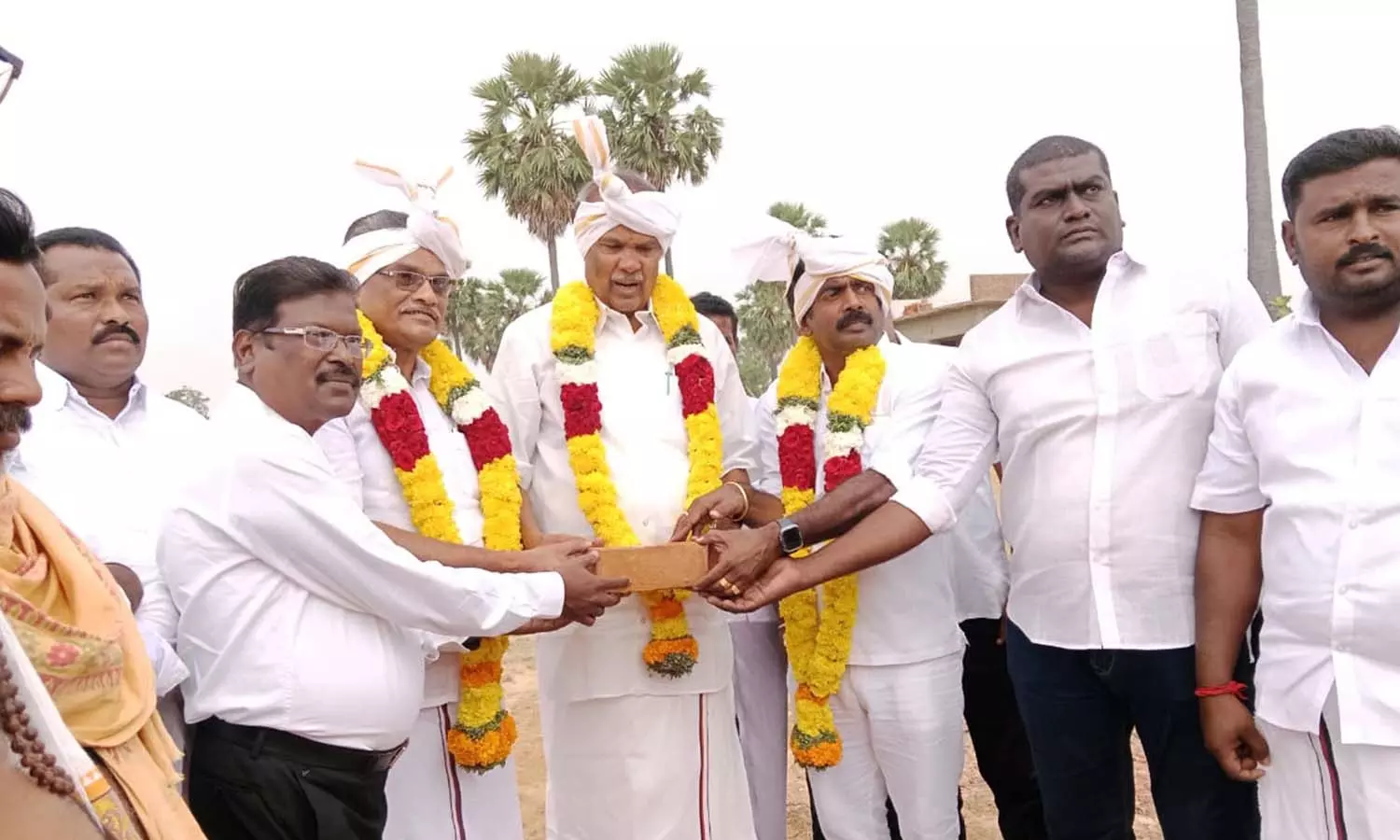 திசையன்விளை மனோ கல்லூரி முன்பு ரூ.6 லட்சத்தில் பயணிகள் நிழற்கூடம்- சபாநாயகர் அப்பாவு அடிக்கல் நாட்டினார்