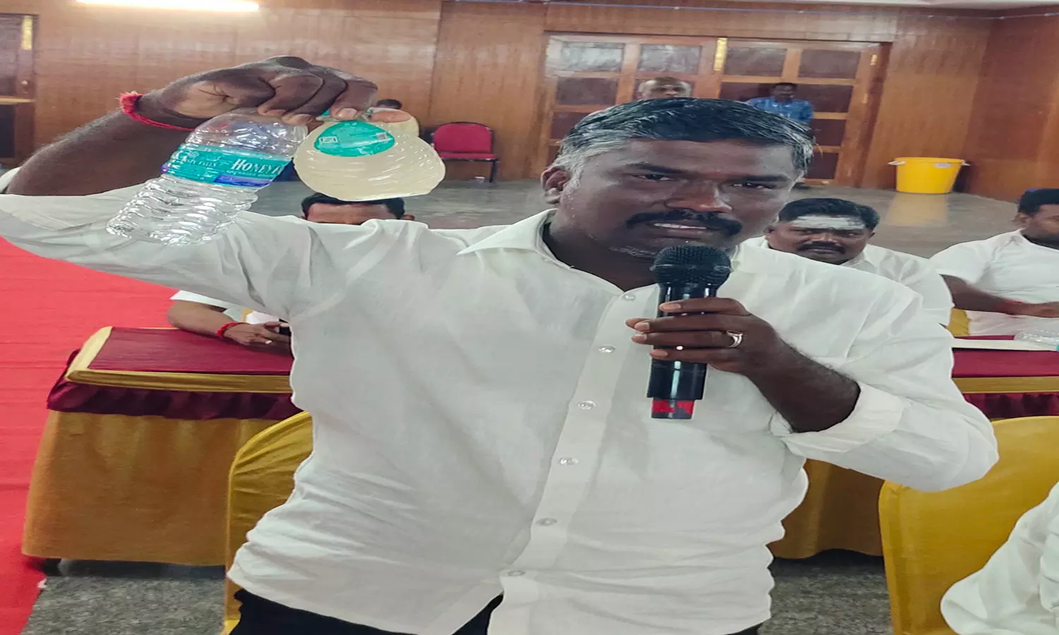 கடலூர் மாநகராட்சி கூட்டத்தில்   கவுன்சிலர்களுக்குள்   கடும்வாக்குவாதம் :   பா.ம.க. கவுன்சிலர் திடீர் தர்ணா