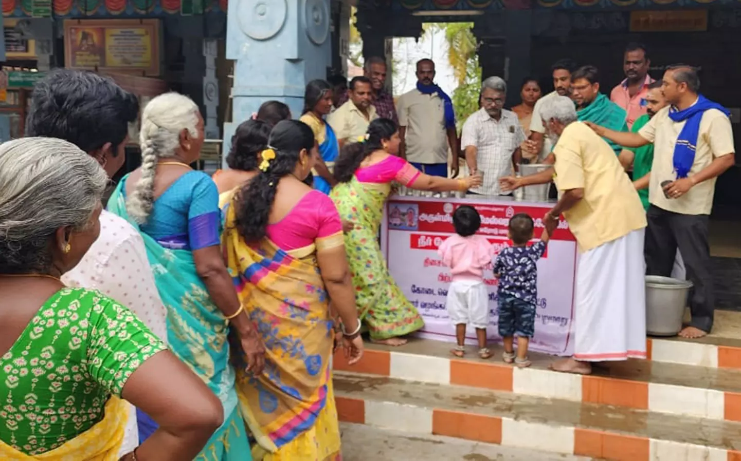 பவானி சங்கமேஸ்வரர் கோவிலில் பக்தர்களுக்கு நீர் மோர் வழங்கும் திட்டம் தொடக்கம்