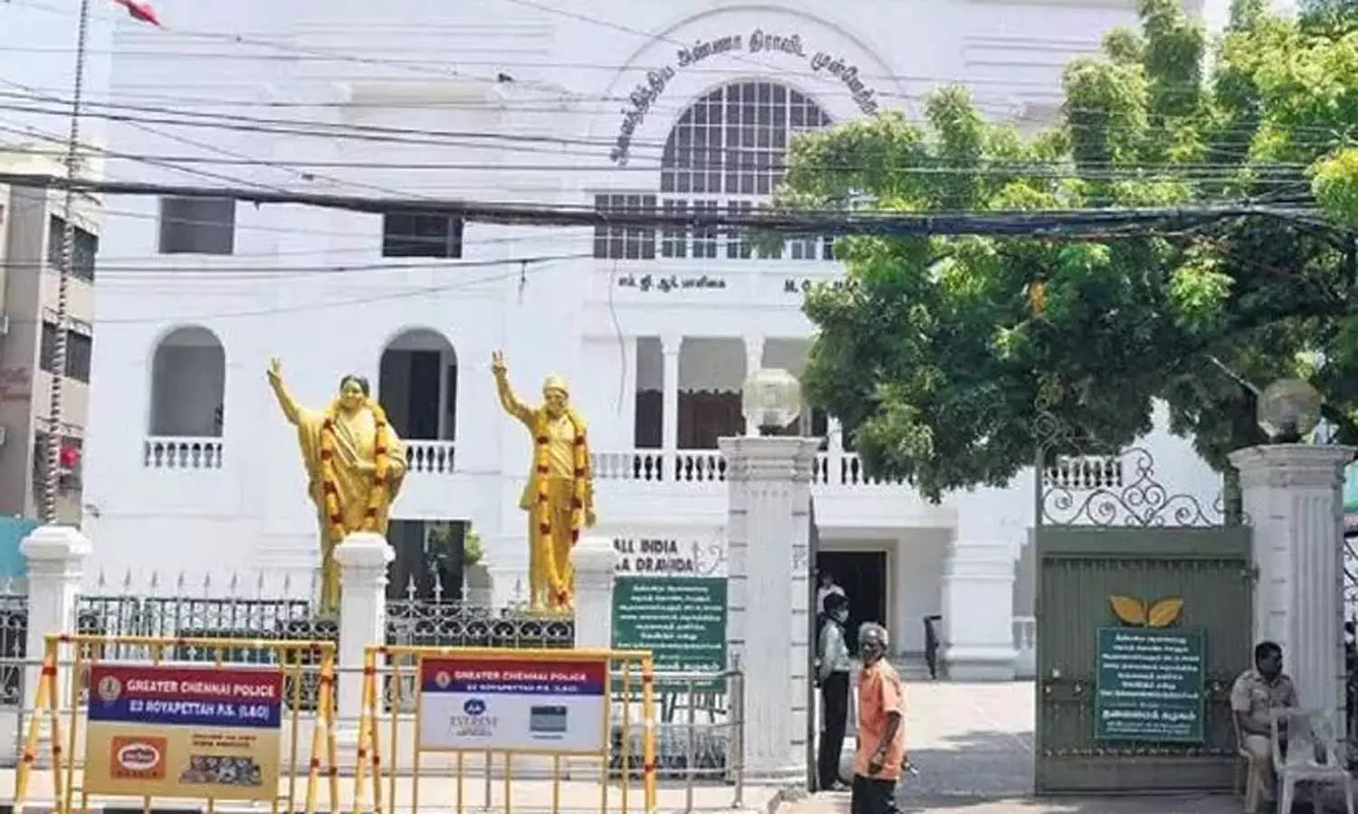 அ.தி.மு.க. தலைமை அலுவலகத்திற்கு பாதுகாப்பு கேட்டு காவல் நிலையத்தில் மனு