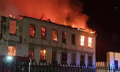 இங்கிலாந்தில் 400 ஆண்டு பழமையான ஹோட்டலில் தீ விபத்து