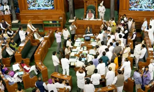 ஆளும் கட்சி, எதிர்க்கட்சி உறுப்பினர்கள் கடும் அமளி- இரு அவைகளும் வரும் 20ம் தேதி வரை ஒத்திவைப்பு