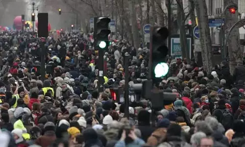 அரசு ஊழியர்களின் ஓய்வு வயது அதிகரிப்பு: பிரான்சில் மக்கள் போராட்டம்