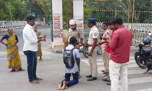 கலெக்டர் அலுவலகம் முன்பு மாணவர் முட்டிபோட்டு நூதன போராட்டம்