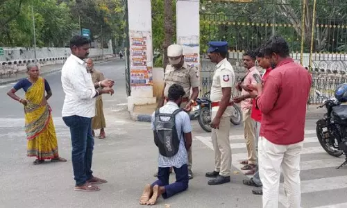 கலெக்டர் அலுவலகம் முன்பு மாணவர் முட்டிபோட்டு நூதன போராட்டம்