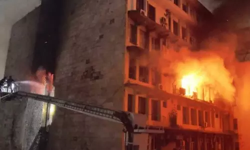 வணிக வளாகத்தில் தீ விபத்து- கால் சென்டர் ஊழியர்கள் 6 பேர் பலி