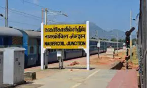 கன்னியாகுமரி எக்ஸ்பிரஸ் ரெயிலுக்கு பதிலாக வேறு ரெயிலில் ஏறிய பயணிகள்