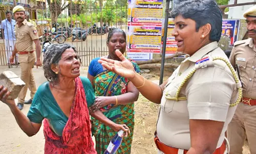 சொத்தை பிரிக்க மகன் எதிர்ப்பு: நெல்லை கலெக்டர் அலுவலகம் முன்பு தாய், மகள் தீக்குளிக்க முயற்சி