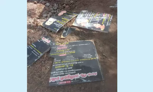 பெண் கவுன்சிலரின் பெயர் இல்லாததால் கல்வெட்டு உடைப்பு