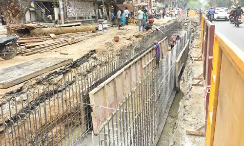 ராட்சத பள்ளத்தில் மக்கள் விழுந்துவிடாத வகையில் பாதுகாப்பை பலப்படுத்த வேண்டும்- பொதுமக்கள் கோரிக்கை