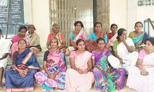 பெரும்பாலை ஊராட்சி மன்ற அலுவலகத்தை முற்றுகையிட்டு பெண்கள் போராட்டம்