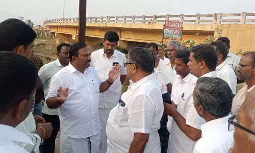 டிப்பர் லாரிகளை முற்றுகையிட்ட பொதுமக்கள்