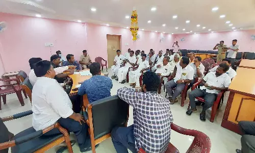 2 இடங்களில் நடக்கும் வாரச்சந்தை ரூ.7.63 லட்சத்துக்கு ஏலம்