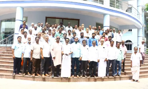 மாநகராட்சி கடைகள் ஏலம் விடுவதை நிறுத்த கோரி மேயரிடம் வியாபாரிகள் மனு